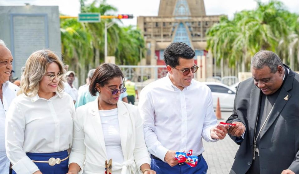 David Collado entrega obras por más de 25 millones en entorno Basílica de Higüey  