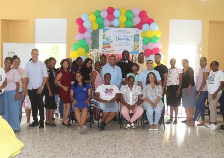 Diputado Ramón Raposo realiza encuentro con docentes de escuela en Sabana Perdida en SDN