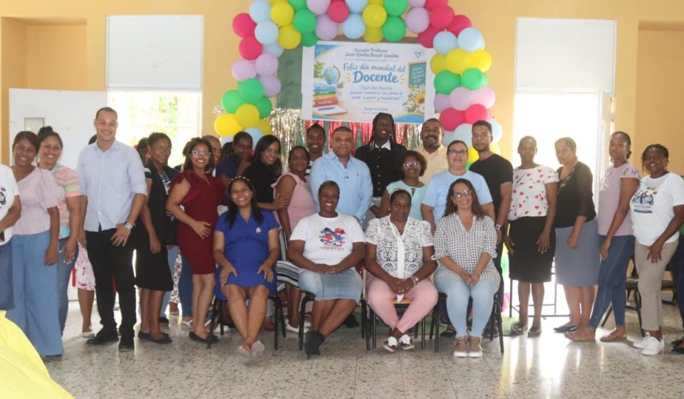 Diputado Ramón Raposo realiza encuentro con docentes de escuela en Sabana Perdida en SDN