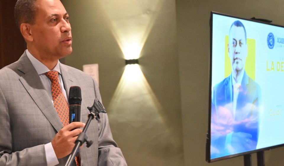 Guido Gómez Mazara dictó conferencia sobre la evolución de la democracia dominicana en el Club Naco
