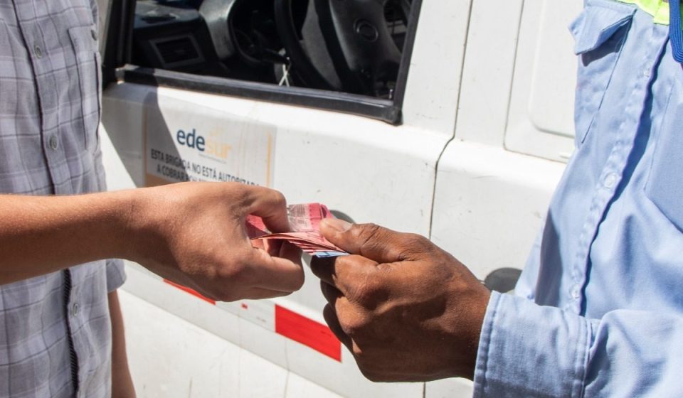 Arrestan dos brigadistas por presunta extorsión a clientes de Edesur en SDO