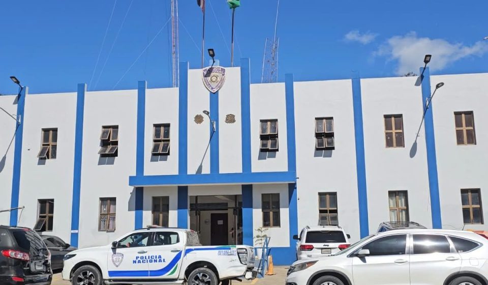 Investigan agentes policiales por presunta sustracción de cadena de oro en Jarabacoa