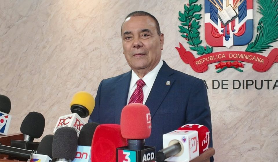 Diputado de FP propone reducir en un 30 % las tasas de interés a tarjetas de crédito