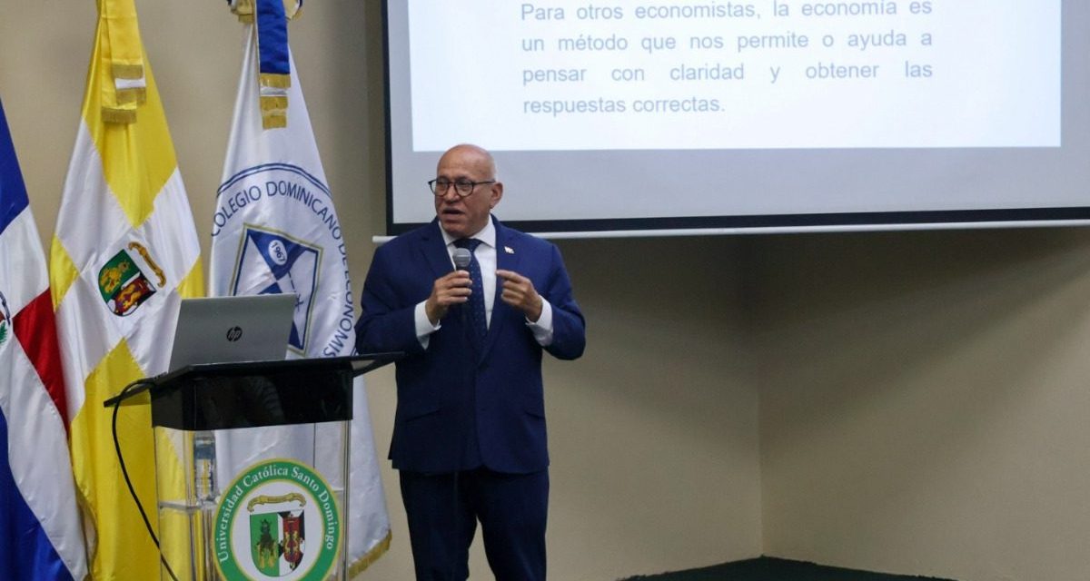 Intendente de Bancos exhorta a futuros economistas a fortalecer competencias digitales