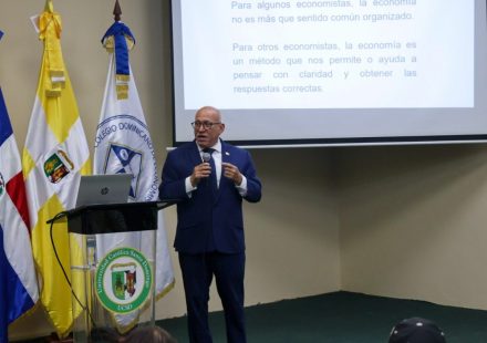 Intendente de Bancos exhorta a futuros economistas a fortalecer competencias digitales