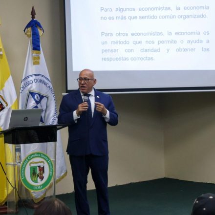 Intendente de Bancos exhorta a futuros economistas a fortalecer competencias digitales