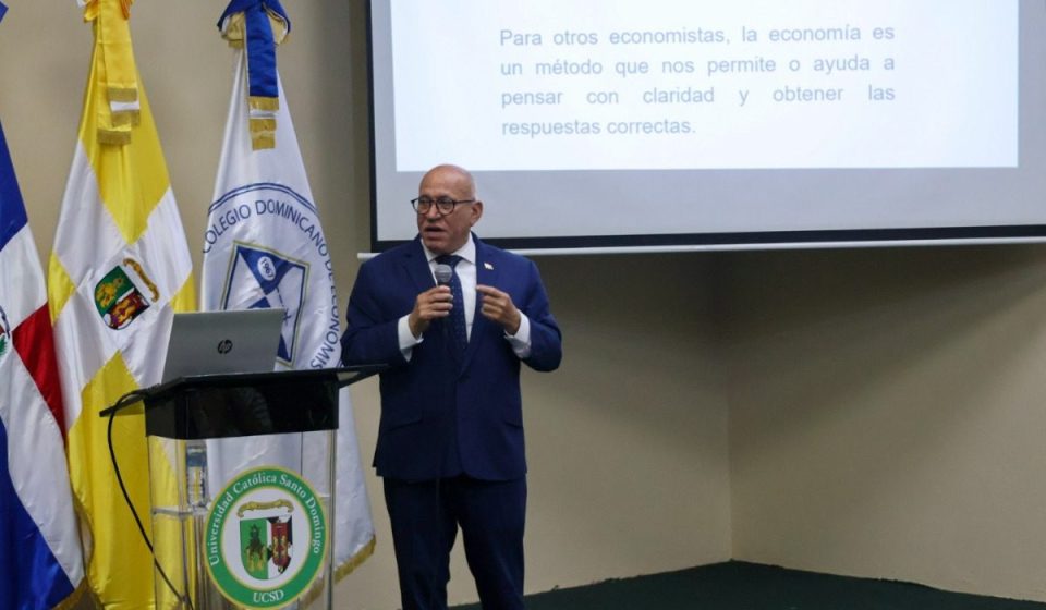 Intendente de Bancos exhorta a futuros economistas a fortalecer competencias digitales