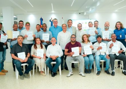 Gobierno entrega RD$30 millones en bonos para tecnificar riego a 17 productores de leche