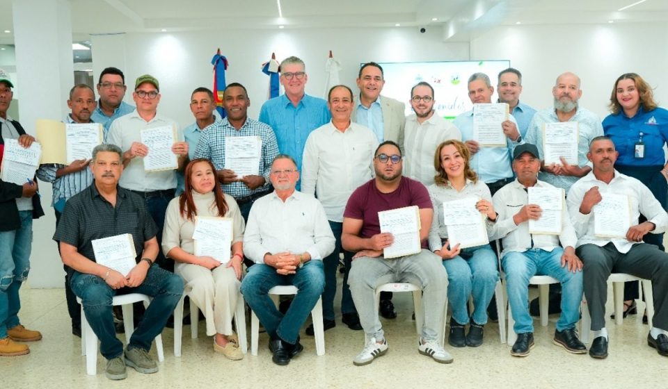 Gobierno entrega RD$30 millones en bonos para tecnificar riego a 17 productores de leche