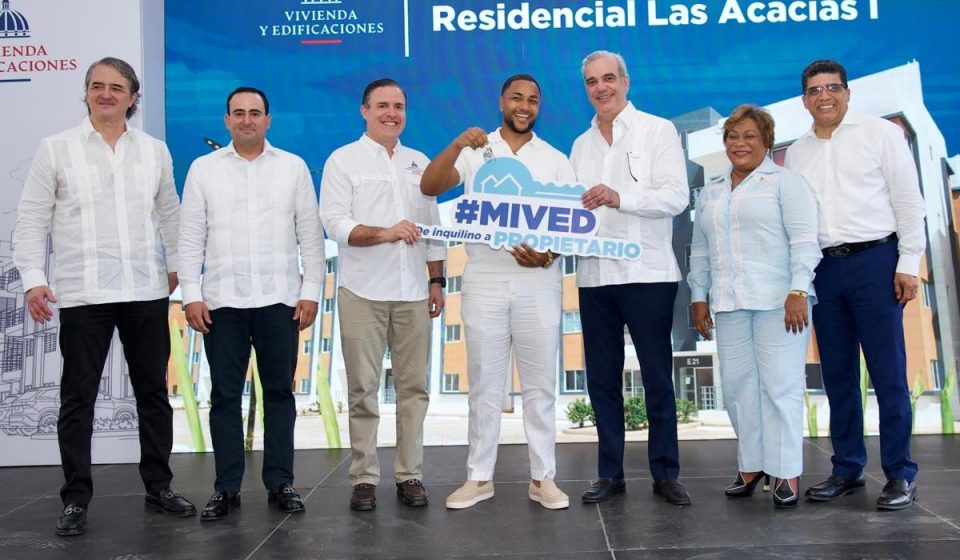 Abinader y Jean Luis Rodríguez entregan 422 títulos de propiedad y 97 apartamentos en Santo Domingo