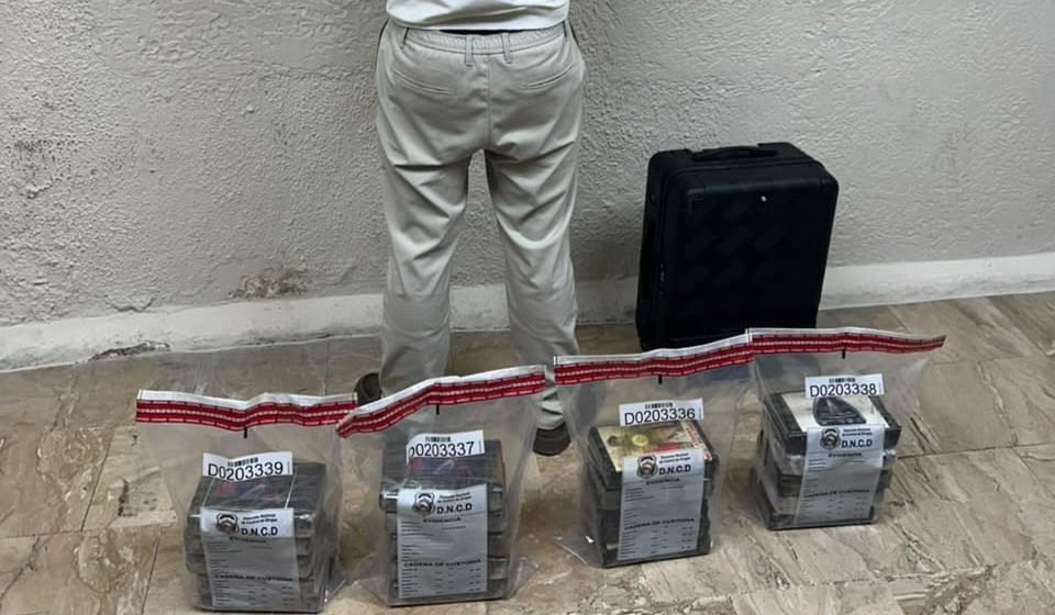 Detienen español con 20 paquetes de alegada cocaína ocultos en aeropuerto Punta Cana