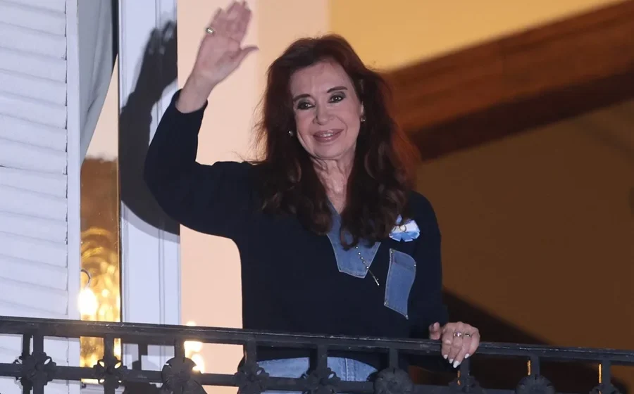 Expresidenta argentina Cristina Fernández felicita a Lula por su victoria electoral