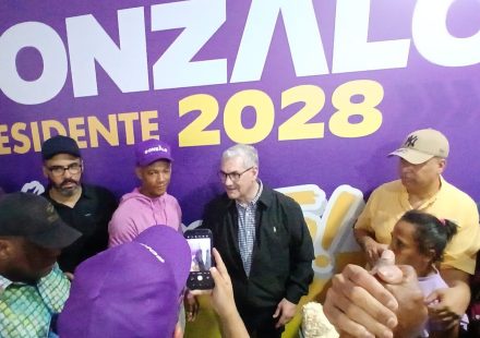 Gonzalo Castillo recorre nueve localidades de Barahona y plantea medidas para impulsar producción agrícola
