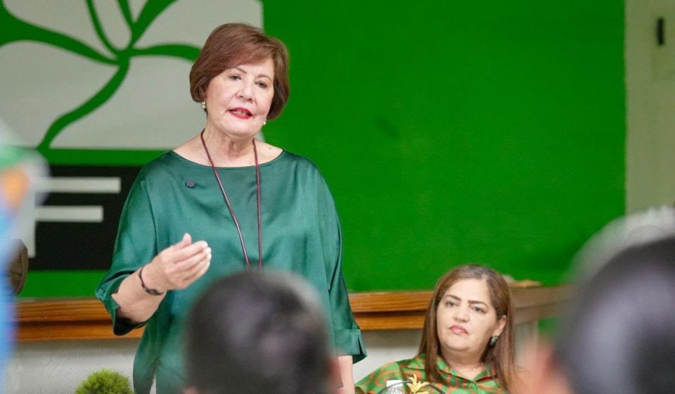 Maestros de la FP se reorganizan; Josefina Pimentel dice Leonel debe volver para “restaurar el país”