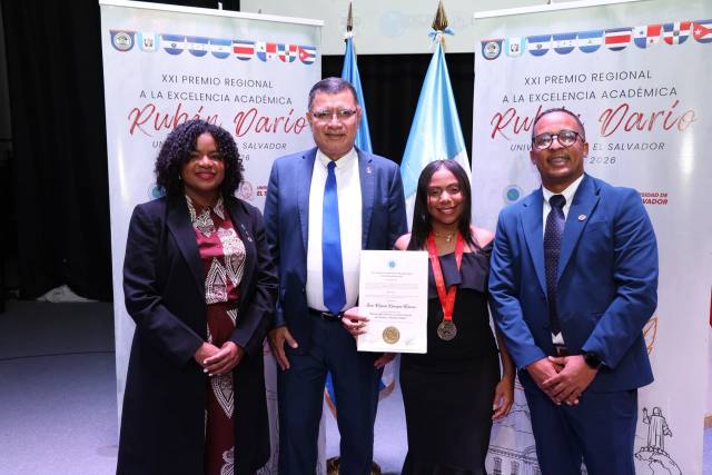Estudiante de la UASD-Nagua conquista premio regional a la excelencia académica en El Salvador y enaltece a RD