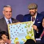 Juan Luis Guerra recibe histórico homenaje de la FAO por “Ojalá que llueva café”