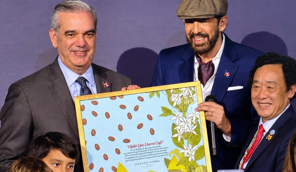 Juan Luis Guerra recibe histórico homenaje de la FAO por “Ojalá que llueva café”