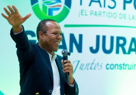 Milton Morrison y País Posible juramentan 970 nuevos miembros en Moca y SFM