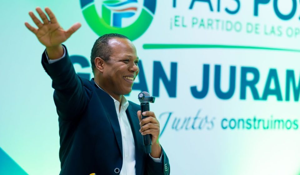 Milton Morrison y País Posible juramentan 970 nuevos miembros en Moca y SFM