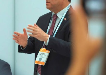 Yayo Sanz Lovatón firma acuerdo para impulsar la industria de semiconductores en RD