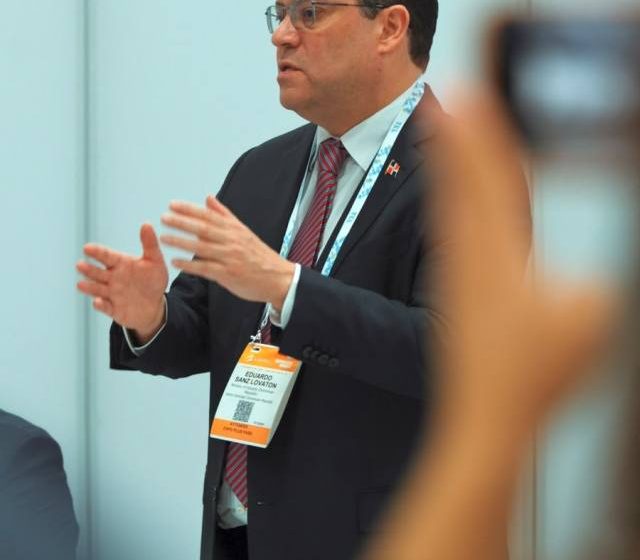 Yayo Sanz Lovatón firma acuerdo para impulsar la industria de semiconductores en RD