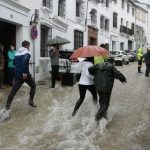 Las lluvias torrenciales matan a una mujer en España y causan incidencias aeroportuarias