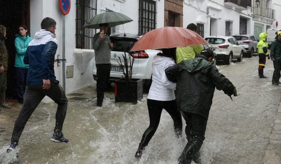 Las lluvias torrenciales matan a una mujer en España y causan incidencias aeroportuarias