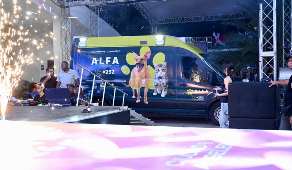 Omar Fernández dona unidad veterinaria móvil a Fundación LASO durante AnimalFest 2026