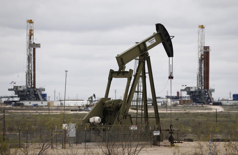 Petróleo de Texas baja 2,13 %, hasta 101 dólares, a la espera de avances en Oriente Medio