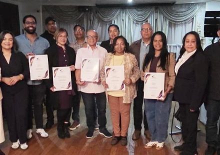 PLD en Manhattan reconoce a miembros que culminaron curso de formación política