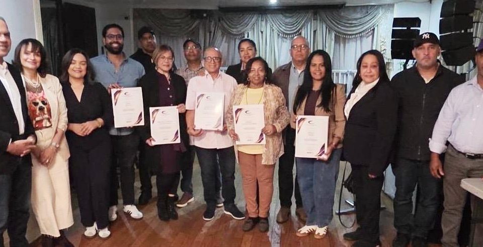 PLD en Manhattan reconoce a miembros que culminaron curso de formación política