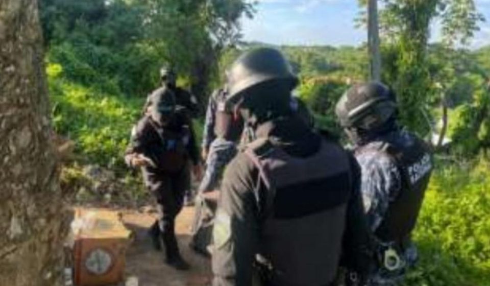 Policía ocupa 73 porciones de presuntas drogas y un cuchillo en San Cristóbal