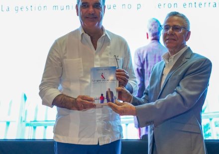 Manuel Jiménez pone en circulación libro sobre su gestión municipal en SDE