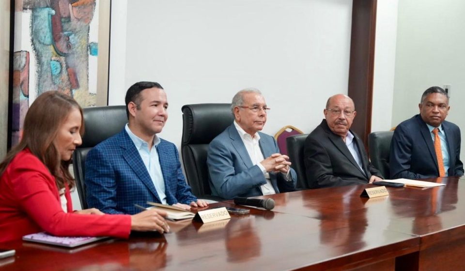 Danilo Medina y directivos de la AIRD conversan sobre situación económica del país
