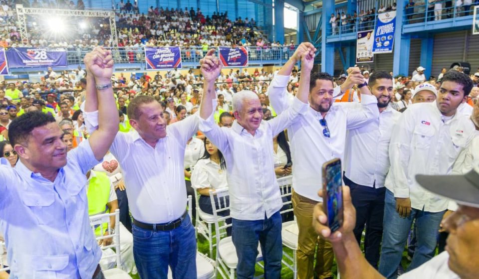 Ricardo juramenta al sector construcción de Sánchez Ramírez en respaldo a Carolina