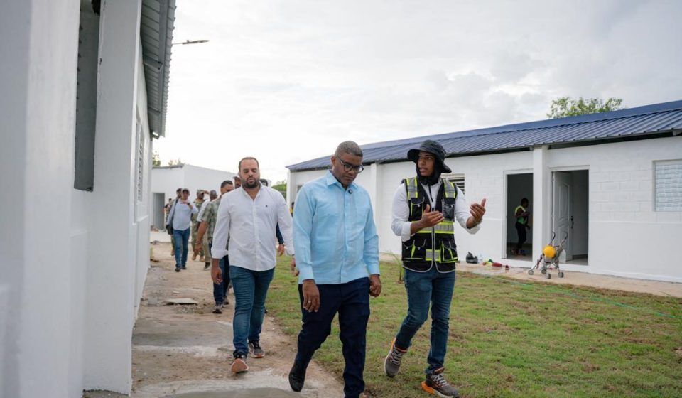 Robert Polanco supervisa terminación de Plaza Comunitaria en Bánica; entrega canchas y Paseos de los Colores en Elías Piña y San Juan