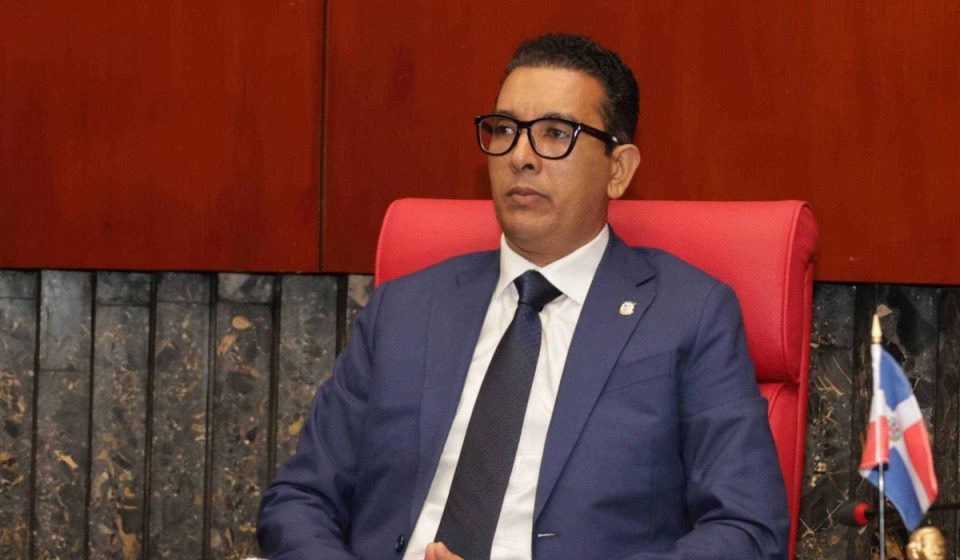 Senador de Bahoruco cuestiona expresiones de futbolista haitiano y pide respeto a soberanía nacional