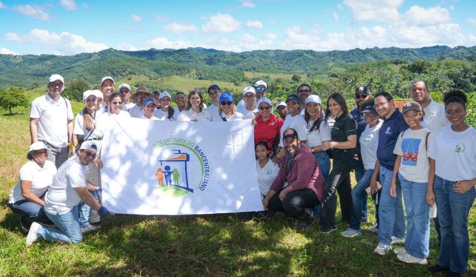 Voluntariado del BCRD realiza su XXII jornada de reforestación con motivo su 79 aniversario 