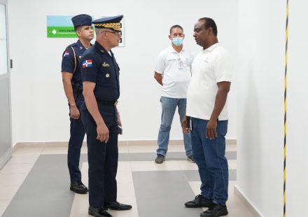 Director de la Policía visita a oficial retirado herido al frustrar asalto en Villa Juana