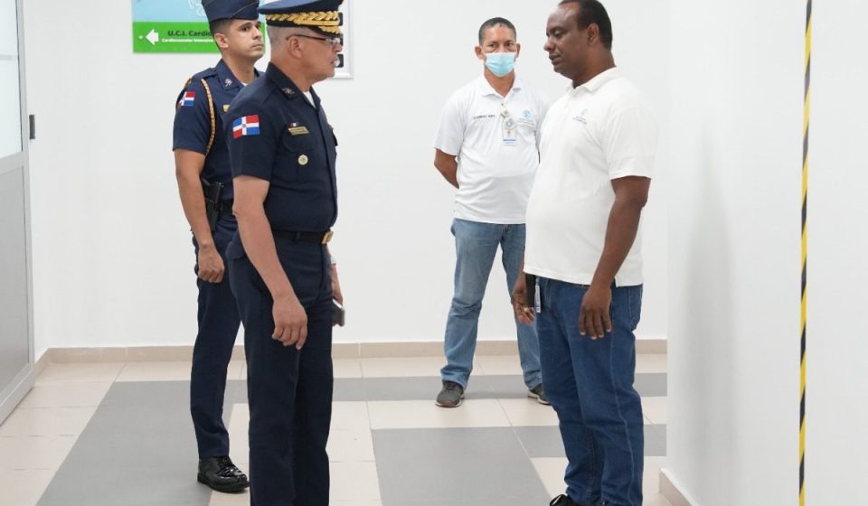Director de la Policía visita a oficial retirado herido al frustrar asalto en Villa Juana