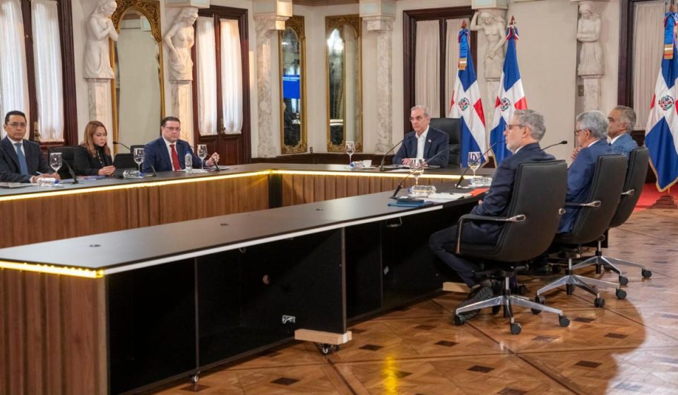 Gobierno dice mantiene tarifa eléctrica congelada y refuerza subsidios para proteger bolsillo de los dominicanos