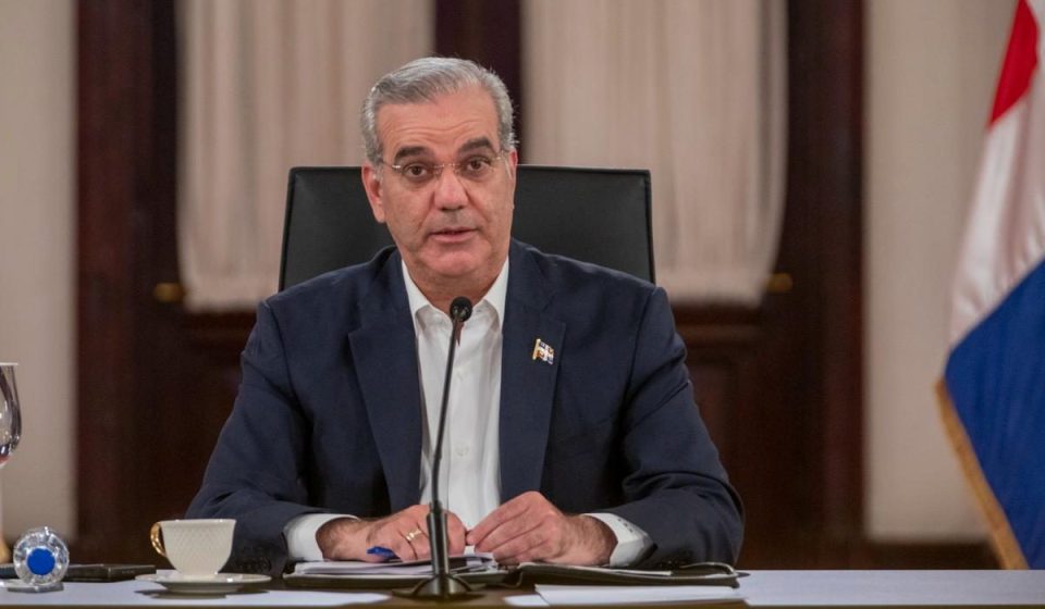 Gobierno dice mantiene a raya el alza de combustibles y absorbe hasta RD$200 por galón en el transporte