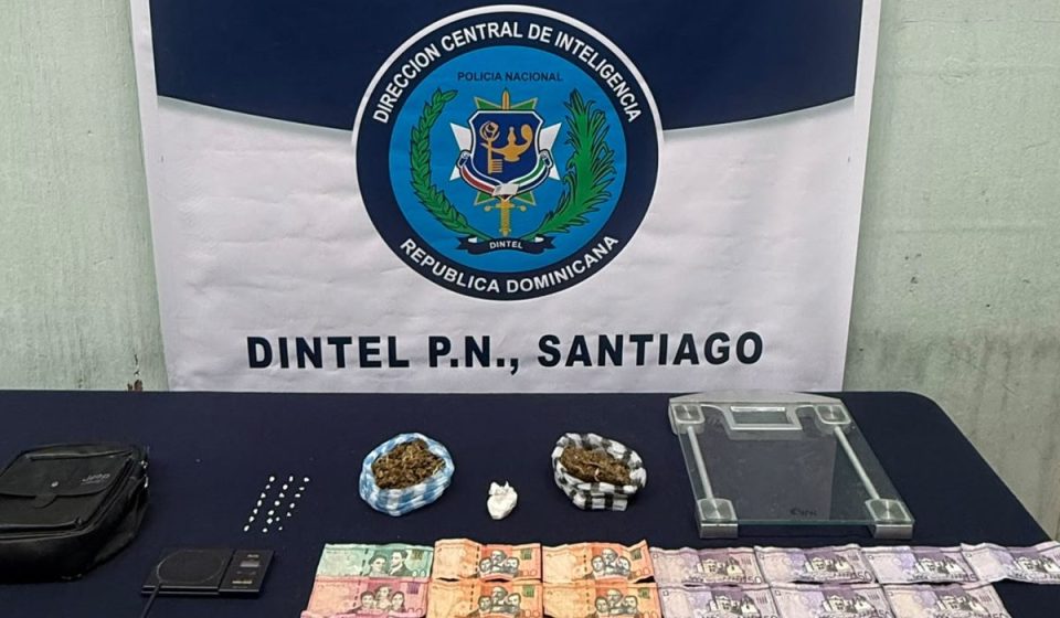PN arresta a cuatro personas y ocupa armas y presuntas drogas en Santiago