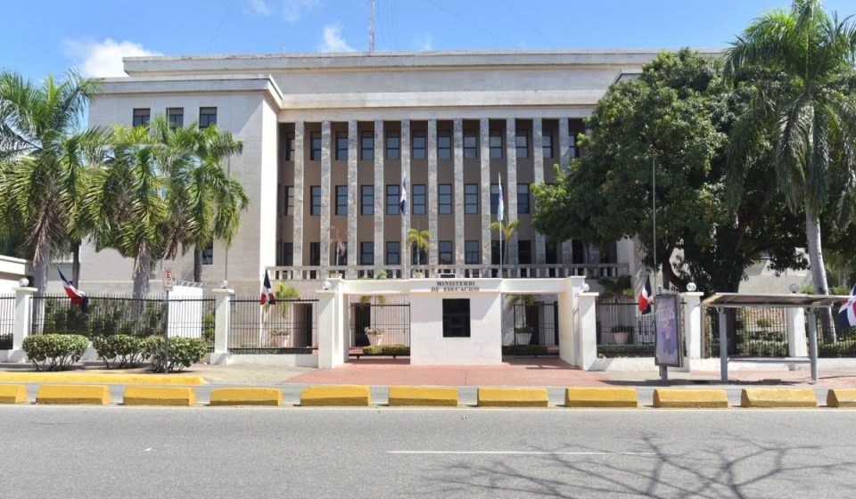 Minerd suspende docencia este martes en zonas vulnerables de provincias bajo alerta amarilla
