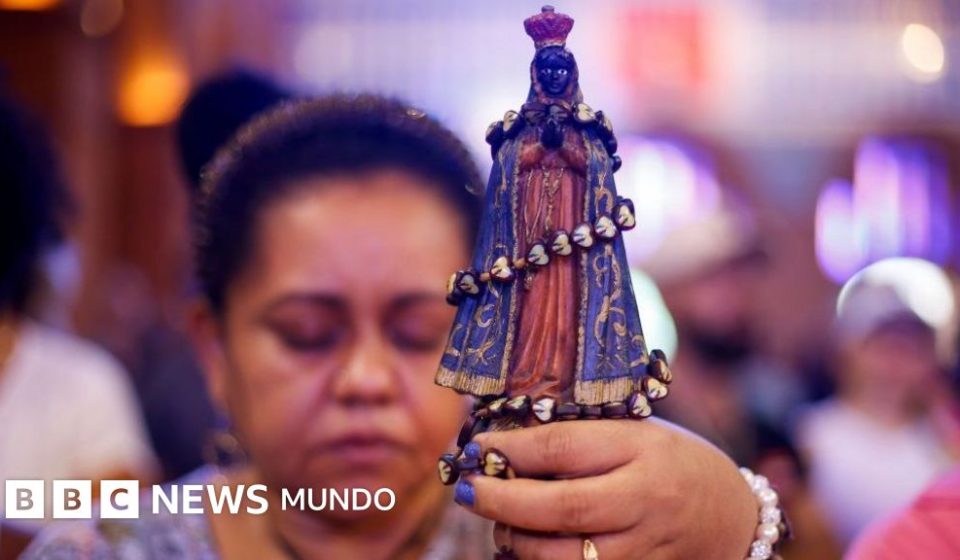 Por qué los católicos votan más a Lula, los evangélicos a Bolsonaro y cómo una polémica por una virgen influye en las elecciones de Brasil
