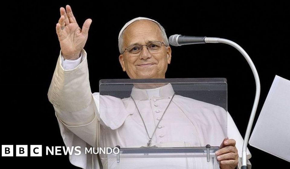 El papa León XIV hace su primera aparición pública tras ser operado por un cáncer de pulmón y "no hay motivos clínicos" que impidan su viaje a Sudamérica