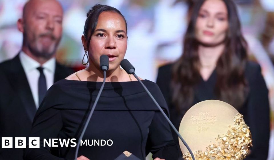 La hazaña de Charlyn Corral, la jugadora que hizo historia para México al ganar el Balón de Oro a la mejor delantera