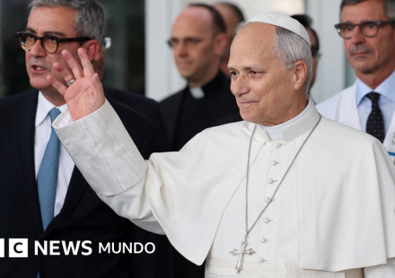 El papa León XIV sale del hospital tras su cirugía por un cáncer de pulmón hace 4 días