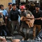 Mueren más de 30 niños y un maestro en Pakistán tras el derrumbe del techo de una escuela