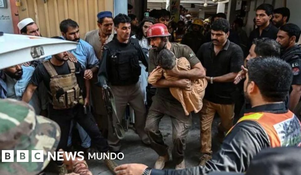 Mueren más de 30 niños y un maestro en Pakistán tras el derrumbe del techo de una escuela